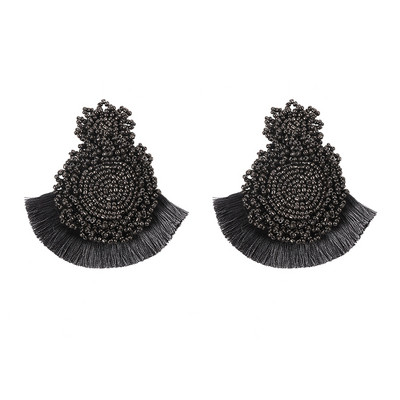 Modern női fülbevaló gyöngyökkel és bojttal, különböző színekben