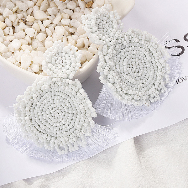 Modern női fülbevaló gyöngyökkel és bojttal, különböző színekben