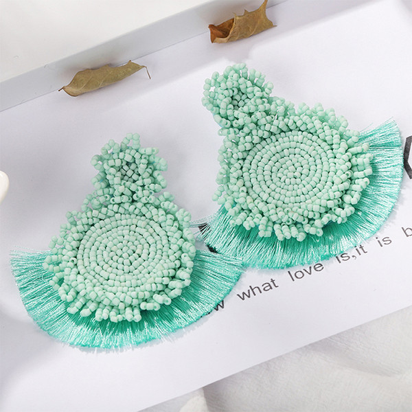 Modern női fülbevaló gyöngyökkel és bojttal, különböző színekben