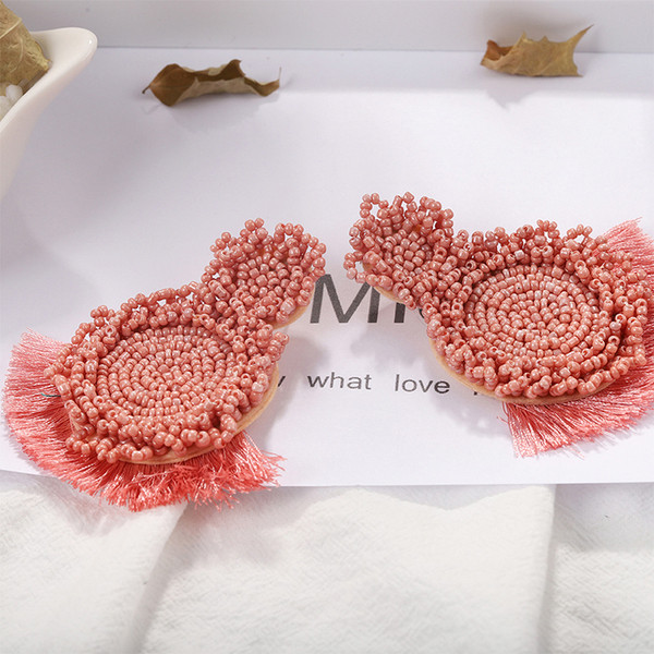 Modern női fülbevaló gyöngyökkel és bojttal, különböző színekben