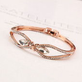 Női karkötő fém csattal és kövekkel