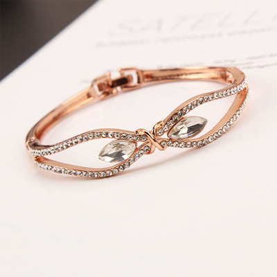 Női karkötő fém csattal és kövekkel