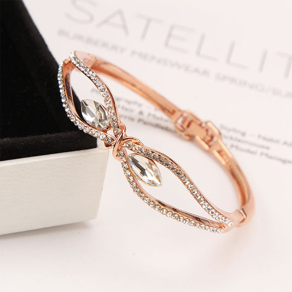 Női karkötő fém csattal és kövekkel