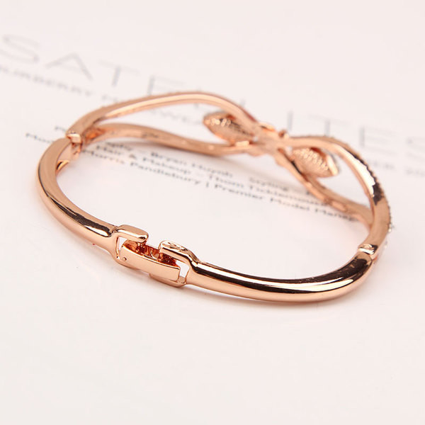 Női karkötő fém csattal és kövekkel