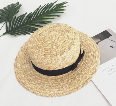 Лятна дамска шапка с периферия в бежов цвят