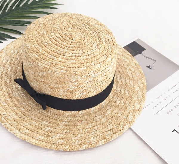 Лятна дамска шапка с периферия в бежов цвят