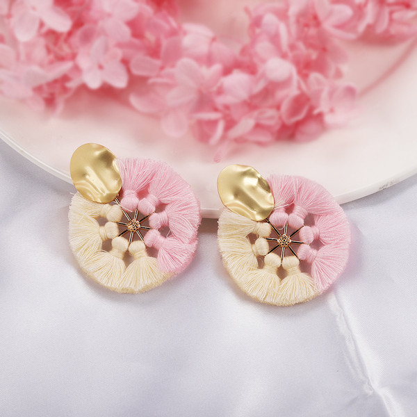 Modern női fülbevaló kerek formával, bojttal két színben