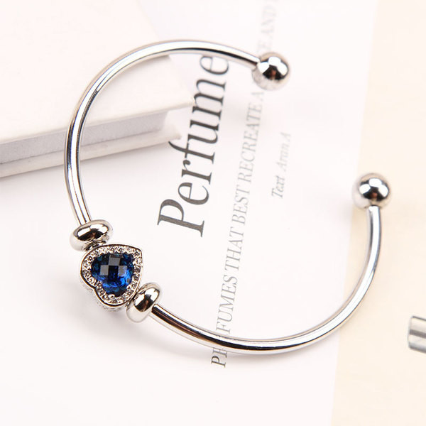 Stílusos női karkötő kövekkel több színben