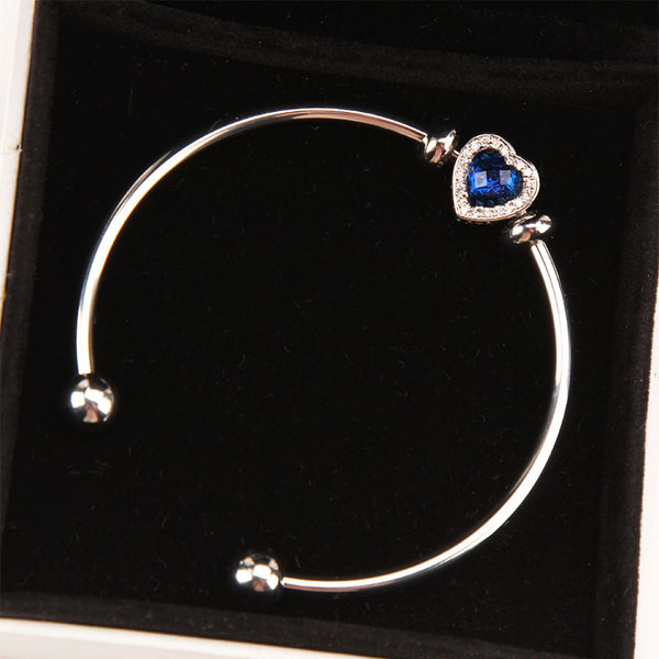 Stílusos női karkötő kövekkel több színben