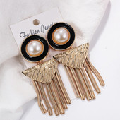 Κομψά γυναικεία σκουλαρίκια  με μενταγιόν και πέρλες