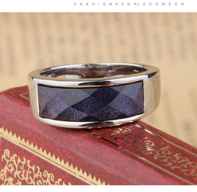 Κομψό δαχτυλίδι για άνδρες σε δύο χρώματα με μαύρη πέτρα
