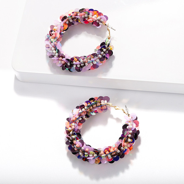 Μοντέρνα γυναικεία σκουλαρίκια με στρογγυλό σχήμα και πολύχρωμες χάντρες