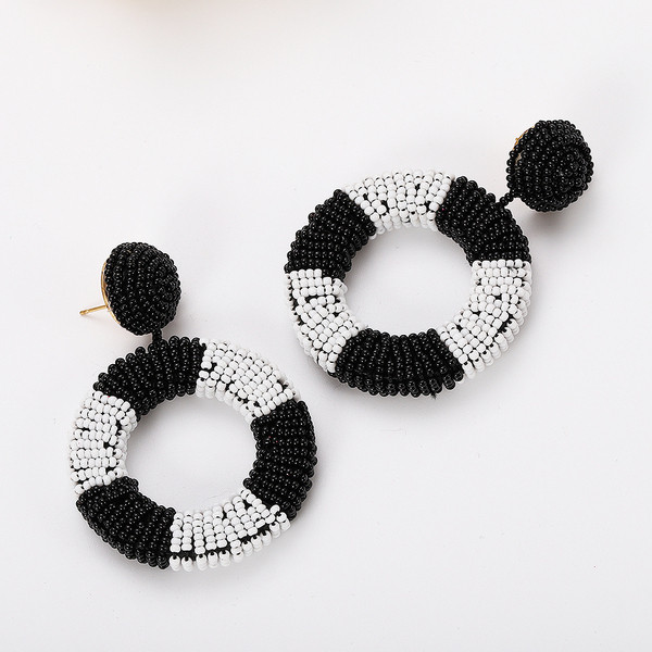 Modern női fülbevaló gyöngyökkel, három színben