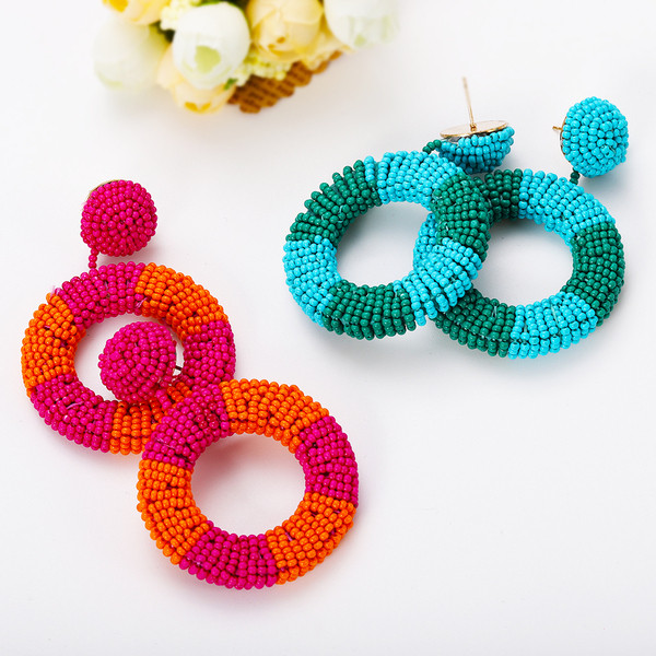 Modern női fülbevaló gyöngyökkel, három színben