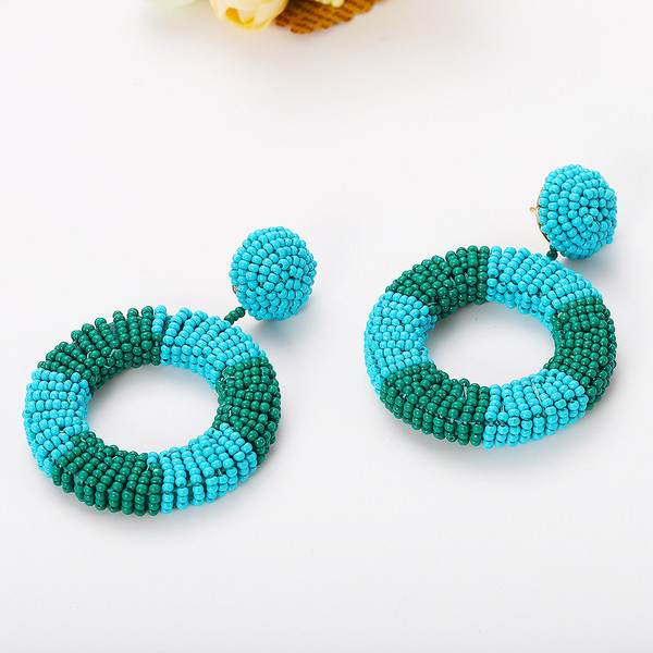 Modern női fülbevaló gyöngyökkel, három színben