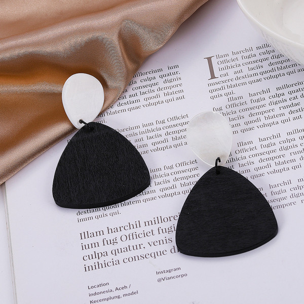 Modern női fülbevaló piros és bézs színben