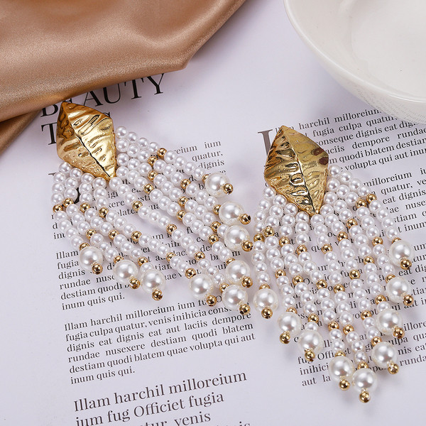 Elegáns hosszú női fülbevaló arany színű gyöngyökkel