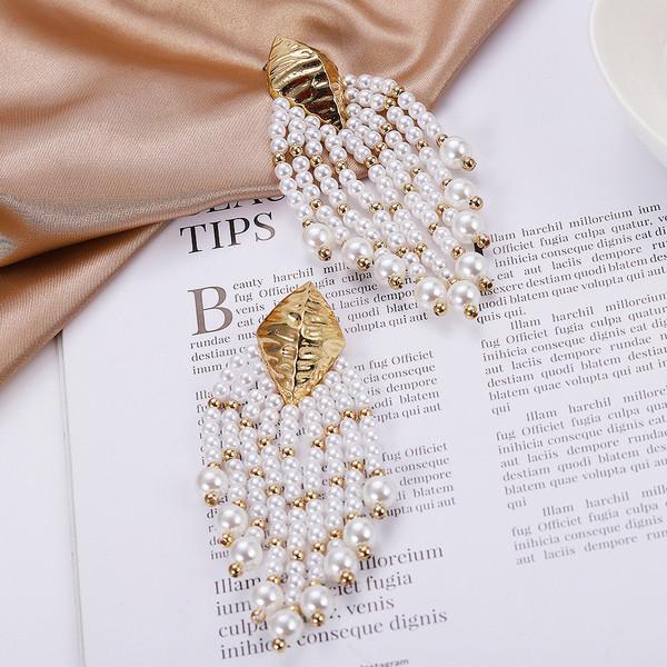 Elegáns hosszú női fülbevaló arany színű gyöngyökkel