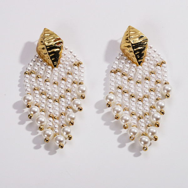 Elegáns hosszú női fülbevaló arany színű gyöngyökkel