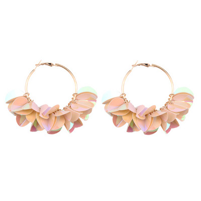 Κομψά γυναικεία σκουλαρίκια με στρογγυλό σχήμα και πούλιες