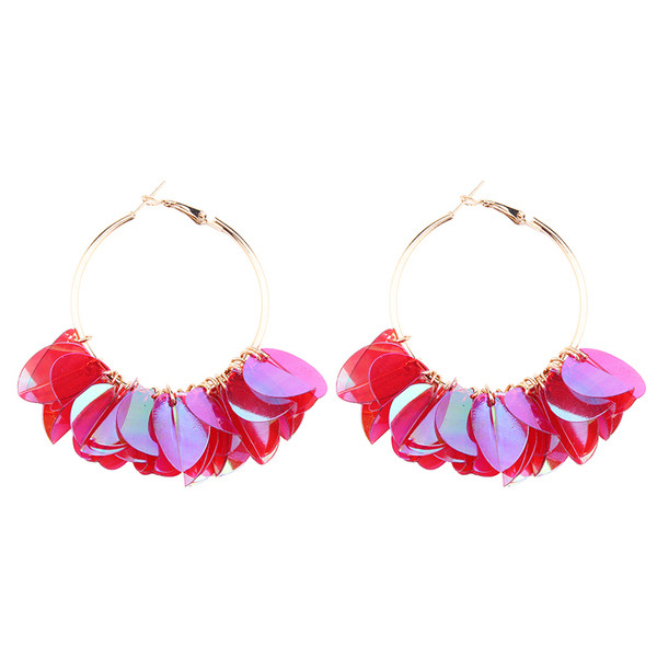 Κομψά γυναικεία σκουλαρίκια  με στρογγυλό σχήμα και πούλιες