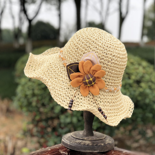 Nyári női sapka rojtokkal és 3D dekorációval több színben