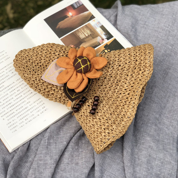 Nyári női sapka rojtokkal és 3D dekorációval több színben