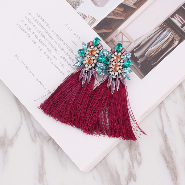 Stílusos női fülbevaló színes kövekkel