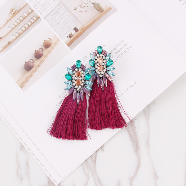 Stílusos női fülbevaló színes kövekkel