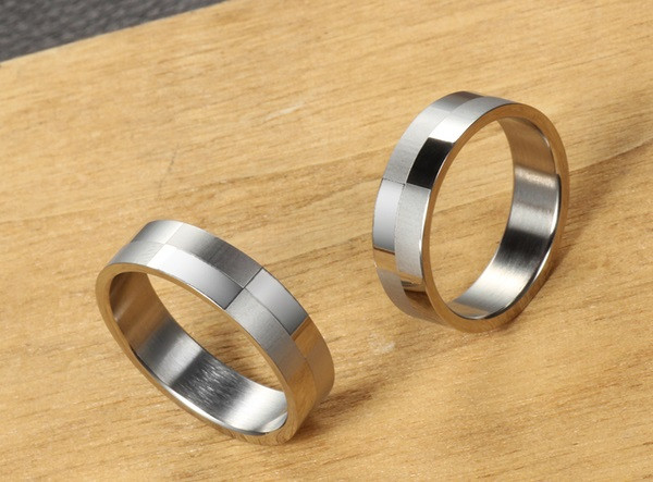 Μοντέρνο ανδρικό δαχτυλίδι  σε ασημί χρώμα