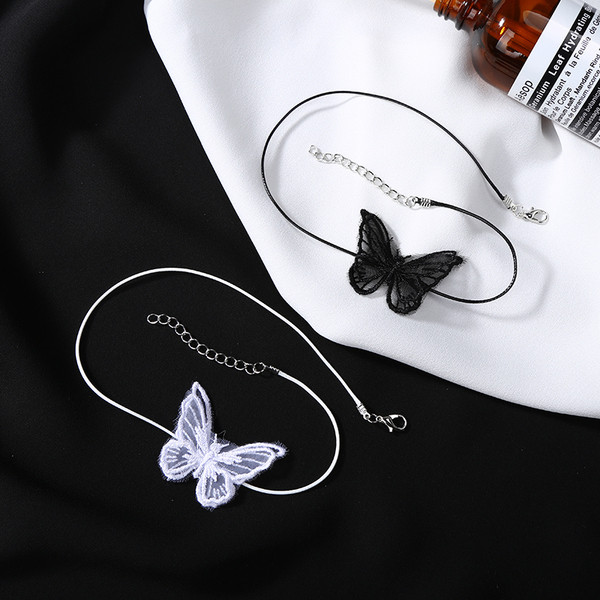 Stílusos női nyaklánc fehér és fekete színben