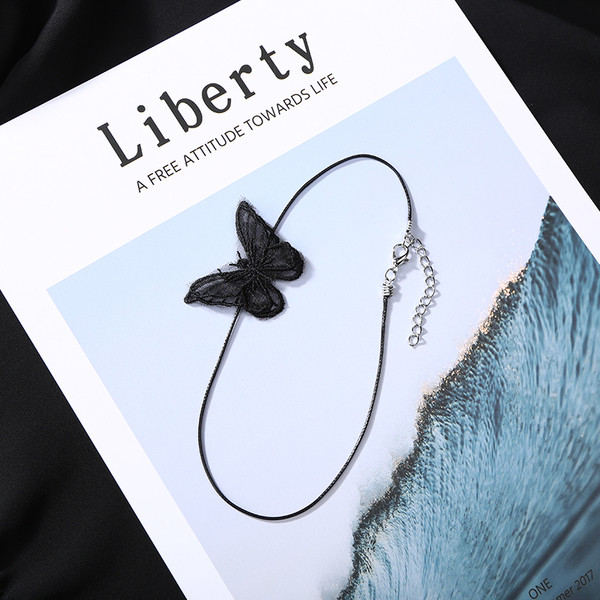 Stílusos női nyaklánc fehér és fekete színben