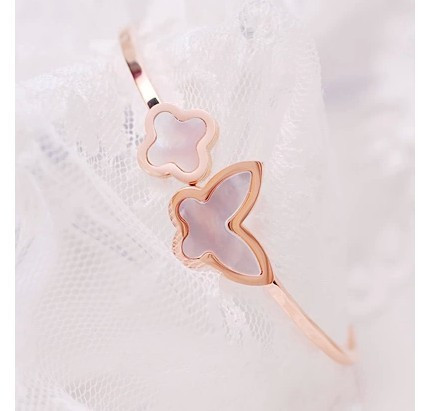Κομψό γυναικείο βραχιόλι με πεταλούδα σε χρυσό χρώμα