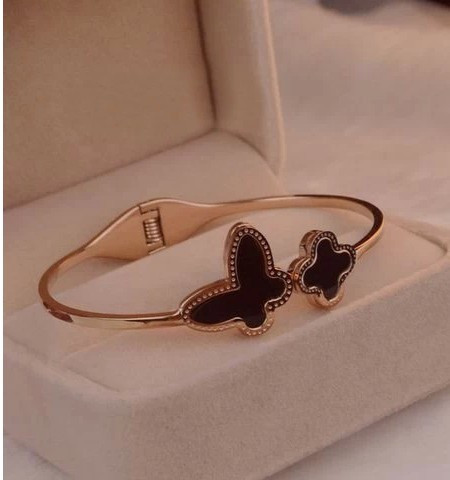 Κομψό γυναικείο βραχιόλι με πεταλούδα σε χρυσό χρώμα