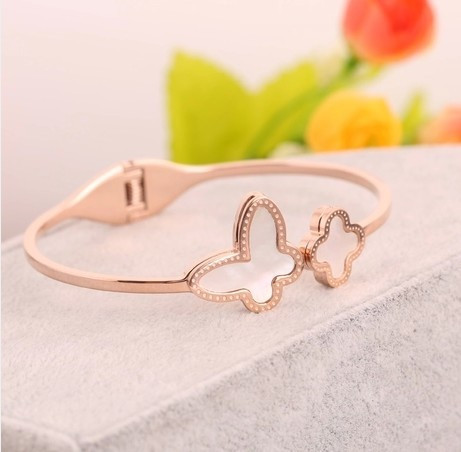 Κομψό γυναικείο βραχιόλι με πεταλούδα σε χρυσό χρώμα