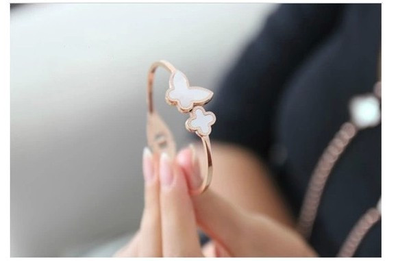 Κομψό γυναικείο βραχιόλι με πεταλούδα σε χρυσό χρώμα