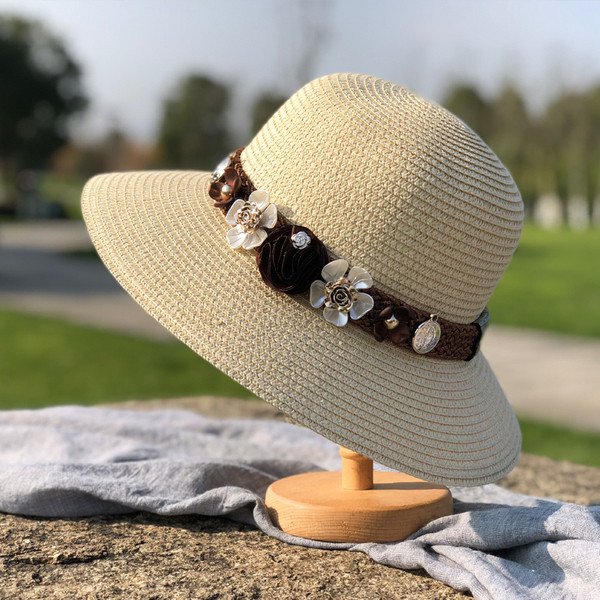 Stílusos női sapka rojtokkal és 3D díszítéssel több színben