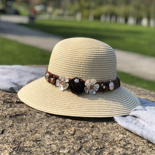 Stílusos női sapka rojtokkal és 3D díszítéssel több színben