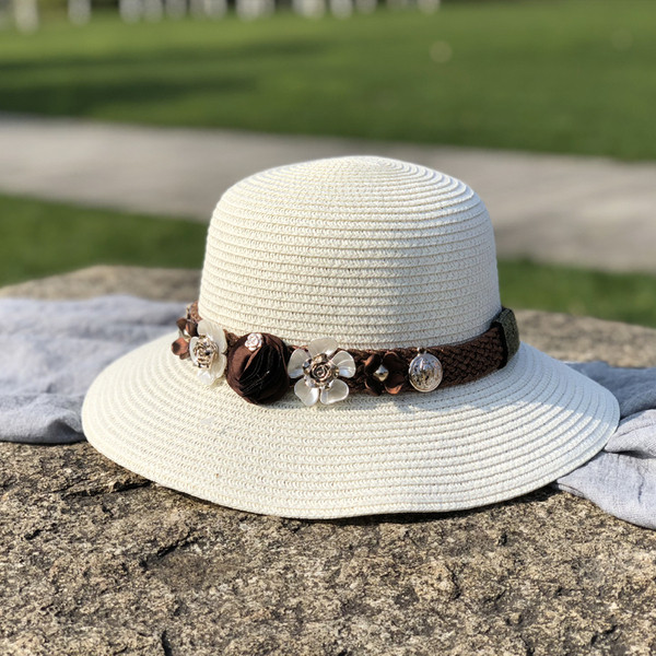 Stílusos női sapka rojtokkal és 3D díszítéssel több színben