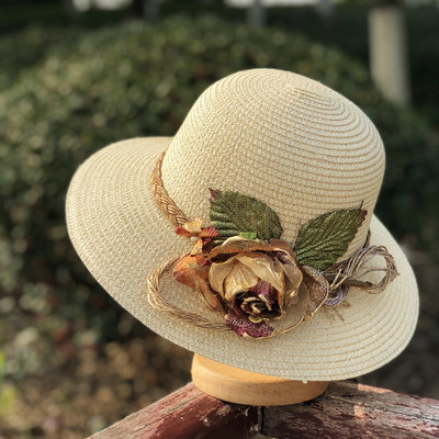 Μοντέρνο γυναικείο καλοκαιρινό καπέλο με λουλούδια σε διάφορα χρώματα