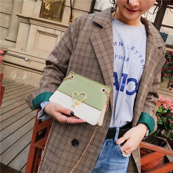 Eko bőrből készült stílusos női táska fém díszítéssel három színben