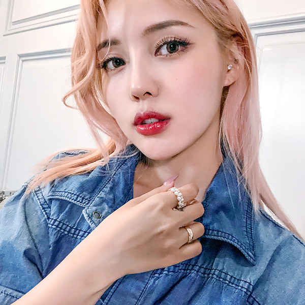 Κομψό γυναικείο δαχτυλίδι  με πέρλες και πέτρες