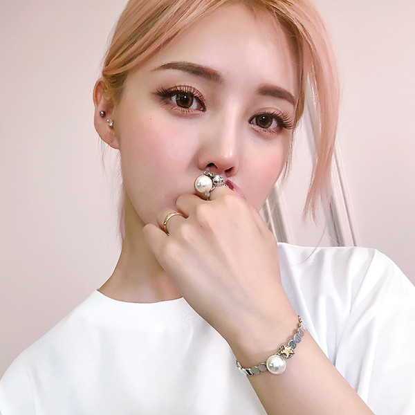 Γυναικείο κομψό δαχτυλίδι με πέτρες  σε ασημί χρώμα