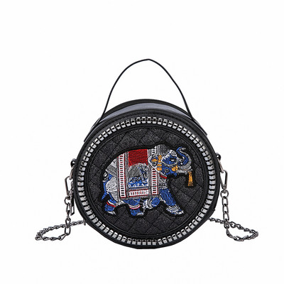 Μοντέρνα γυναικεία δερμάτινη τσάντα με κεντήματα