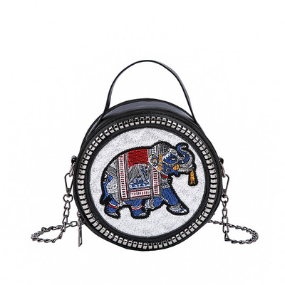 Μοντέρνα γυναικεία δερμάτινη τσάντα με κεντήματα