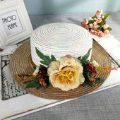 Stílusos női sapka virágos díszítéssel, különböző színekben