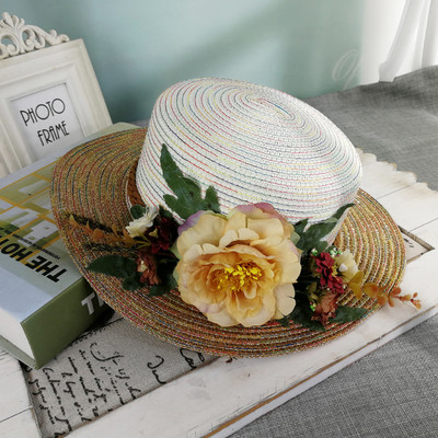 Stílusos női sapka virágos díszítéssel, különböző színekben