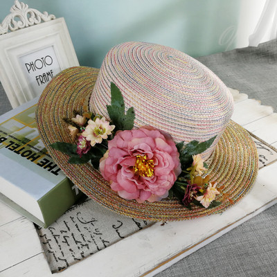 Stílusos női sapka virágos díszítéssel, különböző színekben