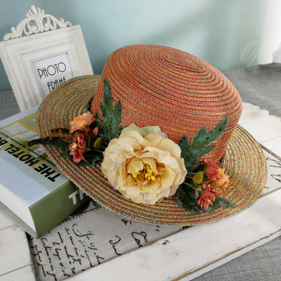 Stílusos női sapka virágos díszítéssel, különböző színekben