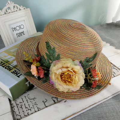 Stílusos női sapka virágos díszítéssel, különböző színekben